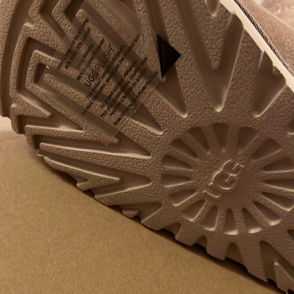 UGG® Beachwood & Goldtone Burst Classic
Short Suede Boot - Picture 10 of 11